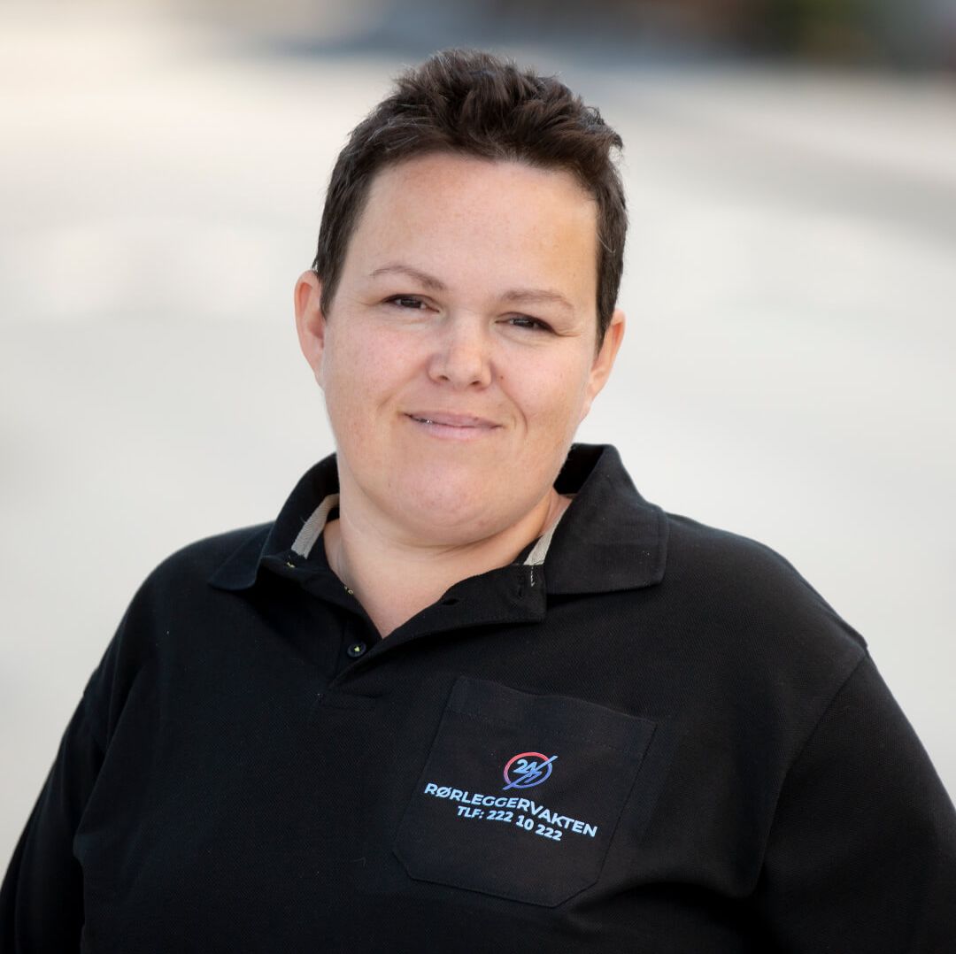 Kvinne i sort t-skjorte