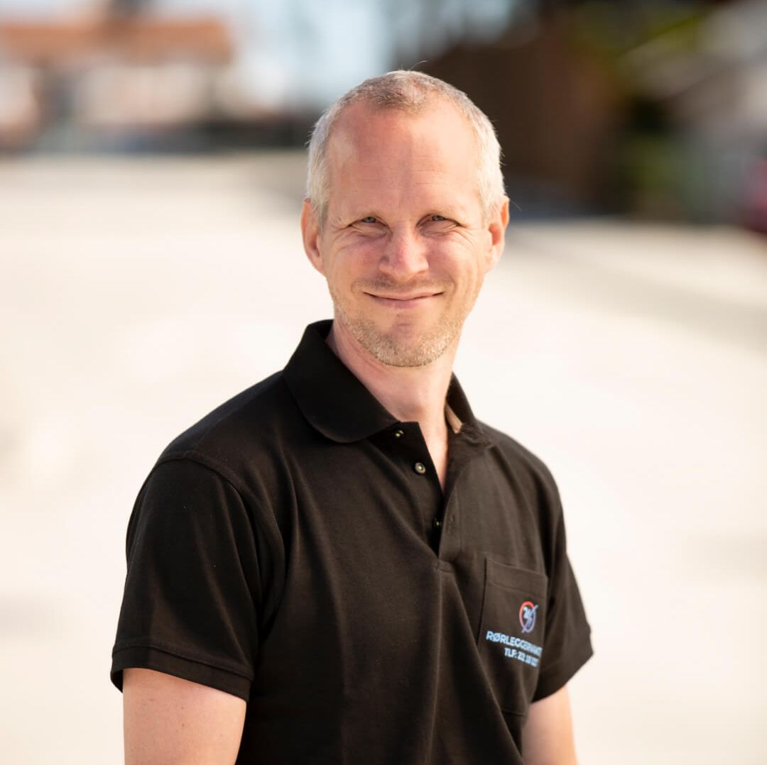 Mann i sort t-skjorte